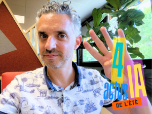 Mick Levy présente les 4 actus iA de l'été 2026, quatre doigts levés devant la caméra